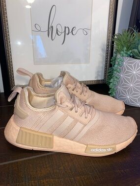 Adidas Originals NMD_R1 Women's Athletic Shoes Sneakers in Halo Blush Size 7